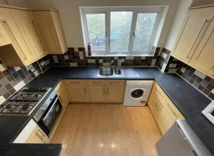 Kjøkken eller kjøkkenkrok på Cozy Urban Retreat: Shared Flat Living in the Heart of E14