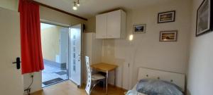 Postel nebo postele na pokoji v ubytování Topwohnung 45m2 oder weißes Zimmer 15 m2 - Nähe Grünberg