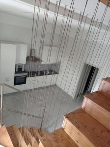 escalera de cristal en una habitación con cocina en B&B infinity, en Villanova