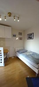Postel nebo postele na pokoji v ubytování Topwohnung 45m2 oder weißes Zimmer 15 m2 - Nähe Grünberg
