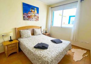 1 dormitorio con 1 cama con 2 toallas en CostaBlancaDreams Rayo del Sol in Calpe en Calpe