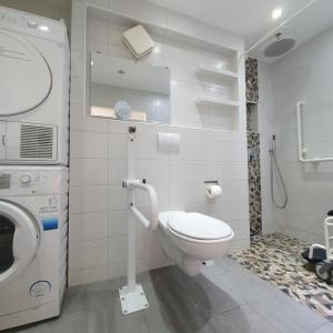een badkamer met een toilet en een wasmachine bij Frische-Brise-07-01 in Cuxhaven