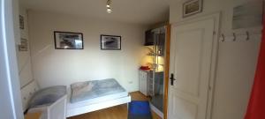 Postel nebo postele na pokoji v ubytování Topwohnung 45m2 oder weißes Zimmer 15 m2 - Nähe Grünberg