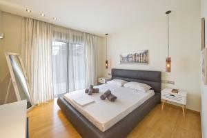 a bedroom with a large bed and a large window at Vari Views in Vari