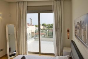 Postel nebo postele na pokoji v ubytování Vari Views Athens Riviera Mdn Villa, Private Pool
