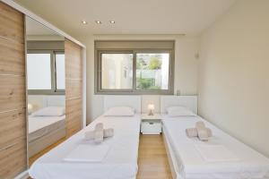 a bedroom with two beds and a window at Vari Views in Vari