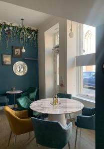 una sala da pranzo con tavoli e sedie e una finestra di STAG & THISTLE HOTEL AND RESTAURANT a Fraserburgh