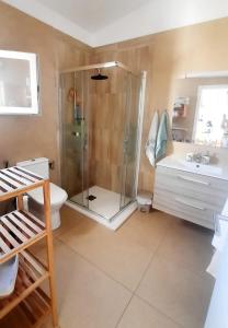 ein Badezimmer mit Dusche, Toilette und Waschbecken in der Unterkunft casa las olas in Costa Del Silencio