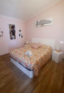 ein Schlafzimmer mit einem Bett mit einer Bettdecke darauf in der Unterkunft casa las olas in Costa Del Silencio