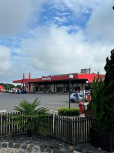 una tienda con un cartel de cocacola en un estacionamiento en Hotel In Box, en Irati