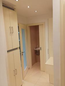 ein Badezimmer mit weißen Schränken und einem Waschbecken in der Unterkunft Spacious modern 3 bedroom aparment in Prag