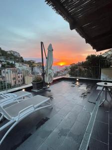 - une piscine sur le toit avec vue sur le coucher de soleil dans l'établissement Locanda Ca Da Iride, à Riomaggiore