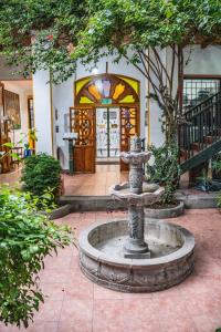 a fountain in the middle of a courtyard at Hostal Riviera Sucre in Otavalo