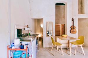 una cucina con tavolo, sedie e chitarra di Estudio Loft en el centro de Madrid reformado en enero 2024 a Madrid