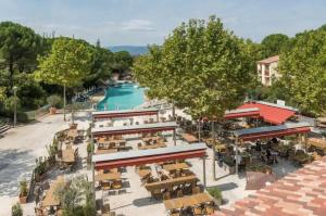 an overhead view of a resort with a swimming pool at Maison cosy 4-6 personnes - Village Pierre & Vacances in Grospierres