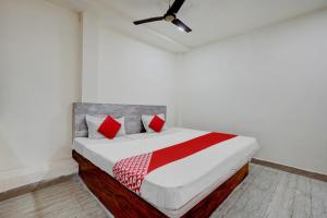 En eller flere senge i et værelse på OYO Sri Rama Chandra Grand