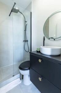ein Bad mit einem WC, einem Waschbecken und einer Dusche in der Unterkunft So Ouest/Courcelles : Magnifique Studio in Levallois-Perret