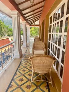 eine Veranda mit Korbstühlen und einem Teppich in der Unterkunft Summer House Nandi Foothills in Nandi