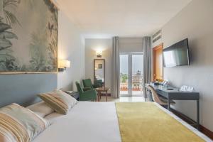 een hotelkamer met een bed en een bureau bij Soho Boutique Los Naranjos in Málaga