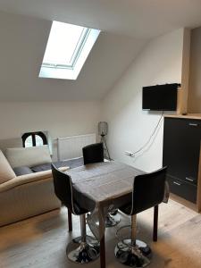 a living room with a table and a couch at Zwillinge Ferienwohnung am Markt in Finkenburg