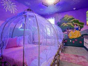 Katil atau katil-katil dalam bilik di New Paradiso Grande Mansion Orlando Arcade-theater
