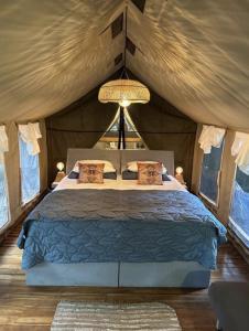 a bedroom with a bed in a tent at Curiol Boutique Hotel & Lounge in Potrero
