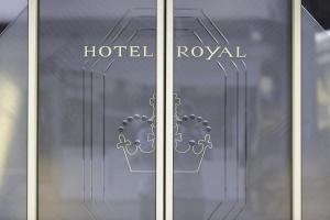 תעודה, פרס, שלט או מסמך אחר המוצג ב-Hotel Royal
