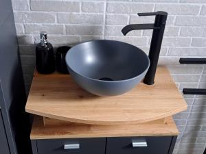 セレスにあるStylish City Center Apartmentの木製のカウンターの上に置かれた鉢