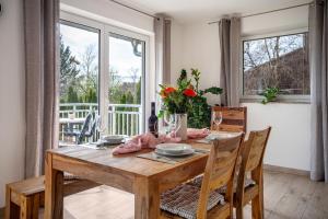 een eetkamer met een houten tafel en stoelen bij Ferienhaus Steinenberg in Bad Waldsee