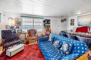 sala de estar con sofá azul y bar en Mountain Vista - House & Barn, en Hesperus