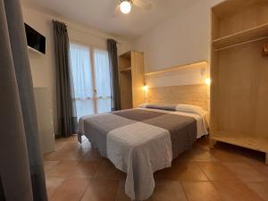 a bedroom with two beds and a window at Agriturismo Paradisa in Rio nellʼElba