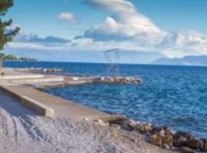 un grande bacino d'acqua con una barca in acqua di Apartments Panorama a Crikvenica