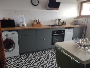 una cocina con lavadora y encimera en Gite l'Armarange Colmar/Mulhouse 3 étoiles, en Oberentzen 19 fotos más