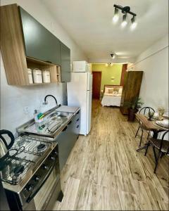 Dapur atau dapur kecil di Apartamentos - Estúdios