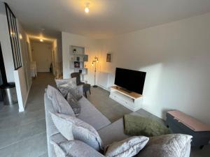 TV a/nebo společenská místnost v ubytování Freesia, Maison neuve avec jardin et garage