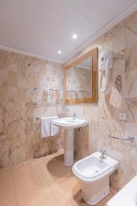 un baño con lavabo e inodoro en Soho Boutique Los Naranjos, en Málaga 37 fotos más