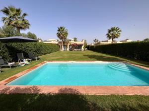 Bazén v ubytování LUXUEUSE VILLA AVEC PISCINE PRIVEE PROCHE D'AGADIR nebo v jeho okolí