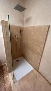 LUXUEUSE VILLA AVEC PISCINE PRIVEE PROCHE D'AGADIR في أغادير: دش مع باب زجاجي في الحمام