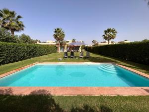 Bazén v ubytování LUXUEUSE VILLA AVEC PISCINE PRIVEE PROCHE D'AGADIR nebo v jeho okolí