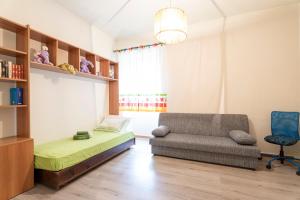 1 dormitorio con 1 cama y 1 silla en Locanda San Felice, en San Felice del Benaco