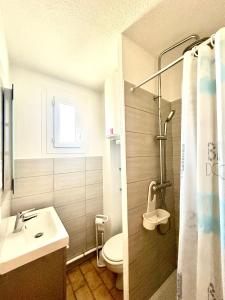 a bathroom with a toilet and a sink at Maisonnette 6 personnes à 500 m de la plage Parking 6GOEL18 in Le Barcarès
