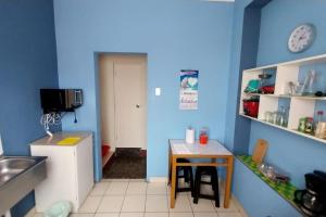 cocina con mesa y pared azul en Apartamento privado en Pueblo Libre en Lima