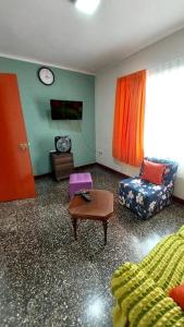 un soggiorno con divano e tavolo di Apartamento privado en Pueblo Libre a Lima