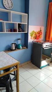 cocina con fogones y reloj en la pared en Apartamento privado en Pueblo Libre en Lima