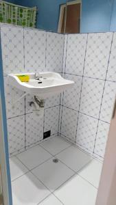 a bathroom with a sink and a mirror at Apartamento privado en Pueblo Libre in Lima
