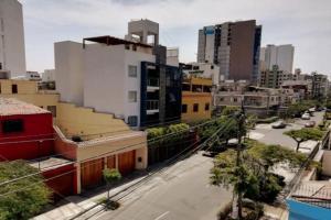 uma vista para uma rua da cidade com edifícios em Apartamento privado en Pueblo Libre em Lima