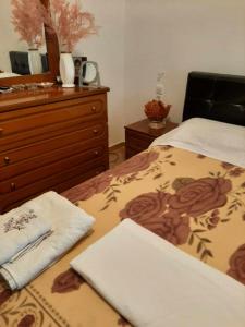 um quarto com uma cama e uma cómoda em Garufalia em Peshkëpia e Poshtme