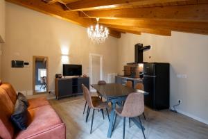 a living room with a table and chairs and a kitchen at Sweet Dreams Verona in Verona