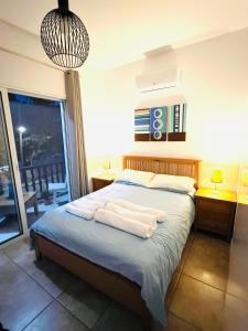 - une chambre avec un lit et des serviettes dans l'établissement Cosy Sunny One Bedroom Apartment, à Paphos