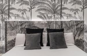 1 dormitorio con 1 cama con papel pintado en blanco y negro en Executive -2Bedrooms 2Bathrooms - Salamanca - MintyStay, en Madrid